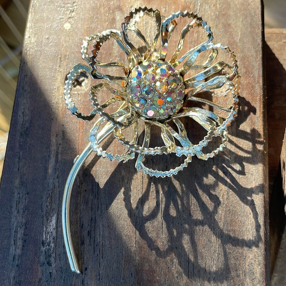Vintage flower brooch - iridescent gold